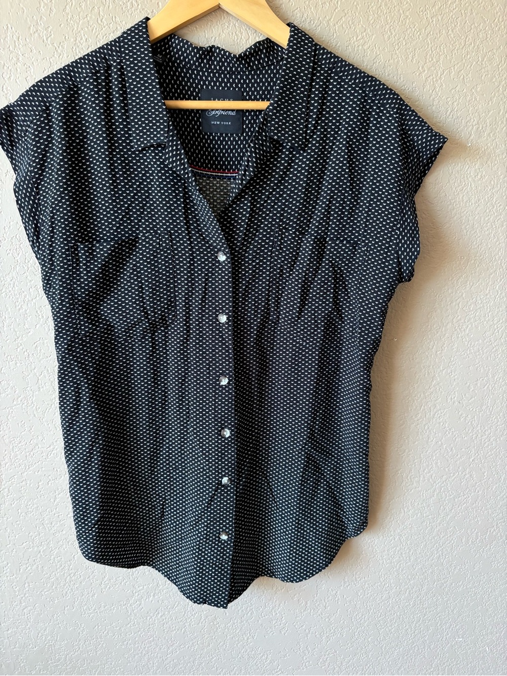 Jachs Girlfriend Woman's Medium Short Sleeve Black Button Down White Hearts